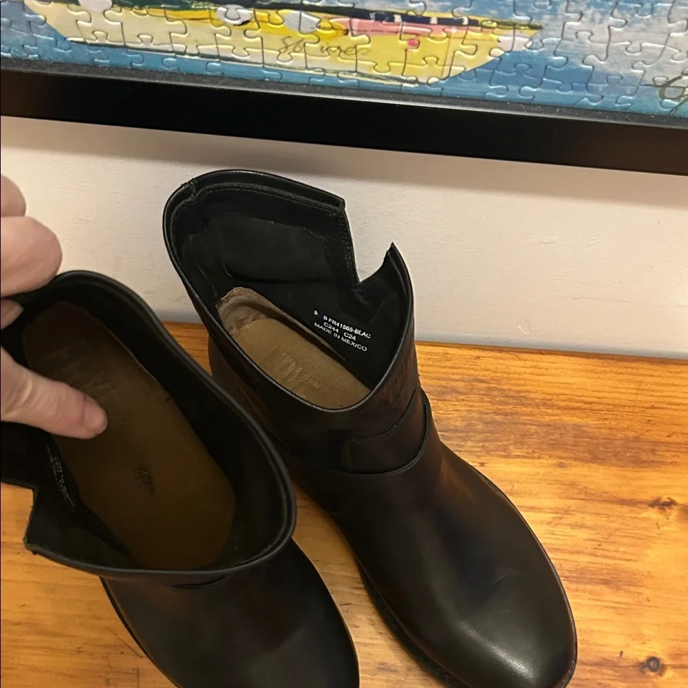 Frye Veronica Black Leather Flex Ankle Booties. Size 9.5